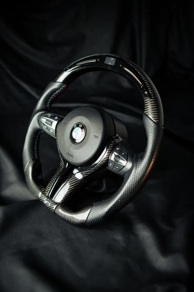 Detalhe do conjunto de um volante BMW 320